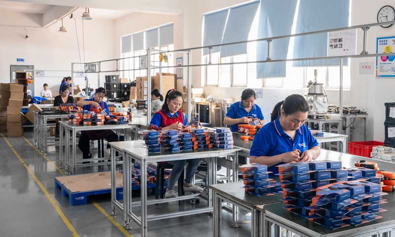 Retractable-Leashes-production-workshop-2